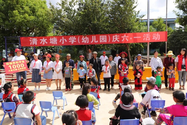 關(guan) 愛留守兒(er) 童 資助貧困學生 保儷(li) 萊“大愛無疆 點亮夢想”係列公益活動（雲(yun) 南石林站）