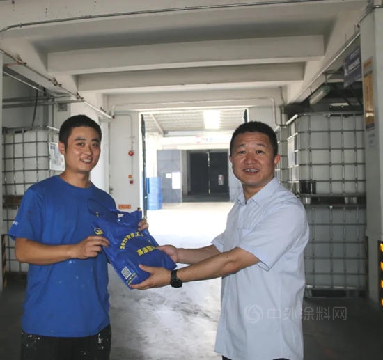 夏日送清涼，關(guan) 愛甜心扉|上海展辰為(wei) 員工發放高溫福利