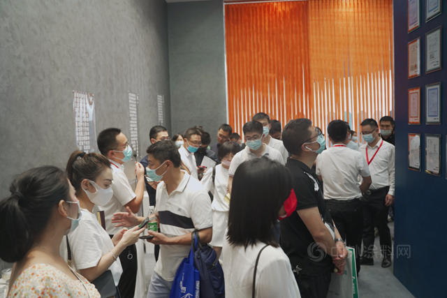 卡百利發布“梵高色彩係列”：與(yu) 偉(wei) 大的靈魂相遇，找回純粹的自我