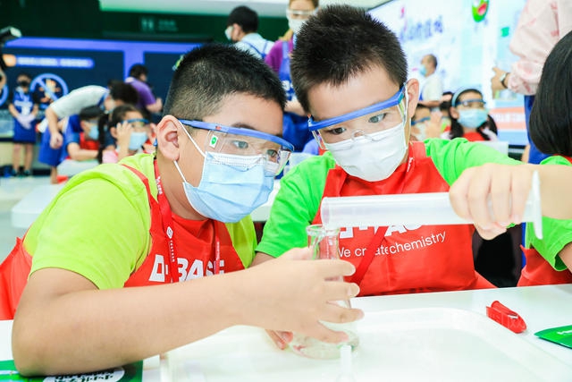 巴斯夫®小小化學家北京站活動亮相中國科學技術館，趣味實驗揭開二氧化碳的奧秘