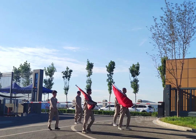 盛世華誕 黨(dang) 在我心丨亞(ya) 士各地工廠舉(ju) 行慶祝建黨(dang) 100周年升旗儀(yi) 式