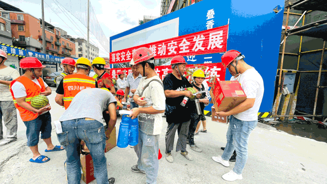 “酷暑獻清涼，七彩在路上”——七彩建設開展工地防暑活動
