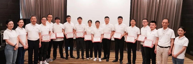 以“忠誠 幹淨 擔當”之姿態為(wei) 企業(ye) 使命與(yu) 願景奮鬥 ——亞(ya) 士集團第一期中青班學員順利畢業(ye) 