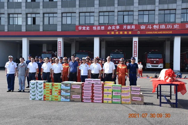 防暑慰問 共迎“八一” 凱倫(lun) 西南產(chan) 業(ye) 基地慰問消防官兵