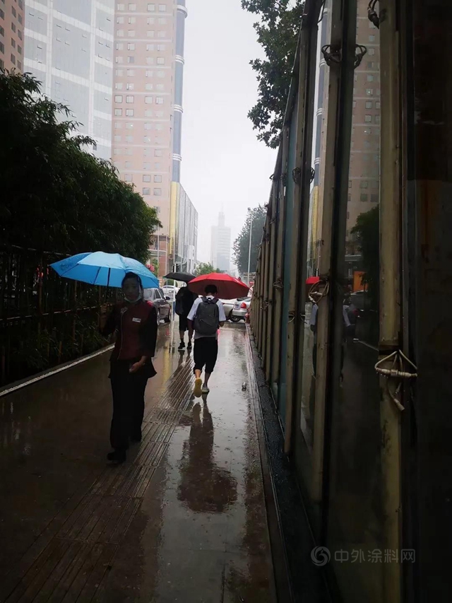 愛心公益｜雨愛心中轉，虹傘(san) 送心情