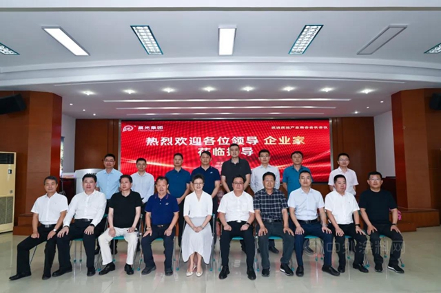 常州市武進房地產(chan) 業(ye) 商會(hui) 四屆三次會(hui) 長會(hui) 議在晨光工業(ye) 園順利召開