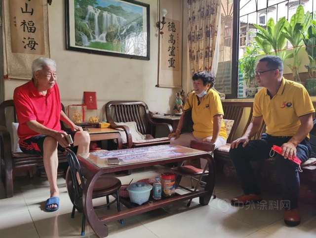 廣東(dong) 省塗料行業(ye) 協會(hui) 中秋慰問老專(zhuan) 家 誠摯關(guan) 愛送溫暖