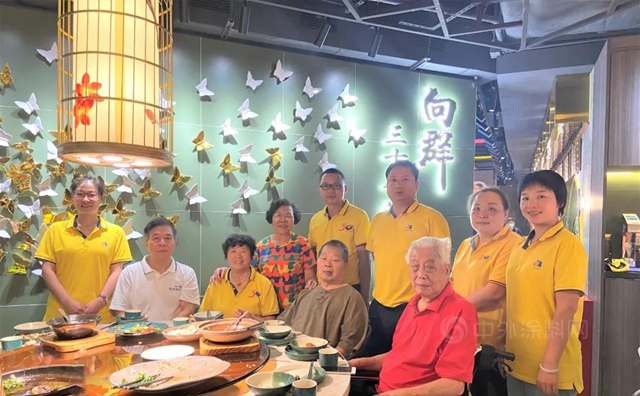 廣東(dong) 省塗料行業(ye) 協會(hui) 中秋慰問老專(zhuan) 家 誠摯關(guan) 愛送溫暖