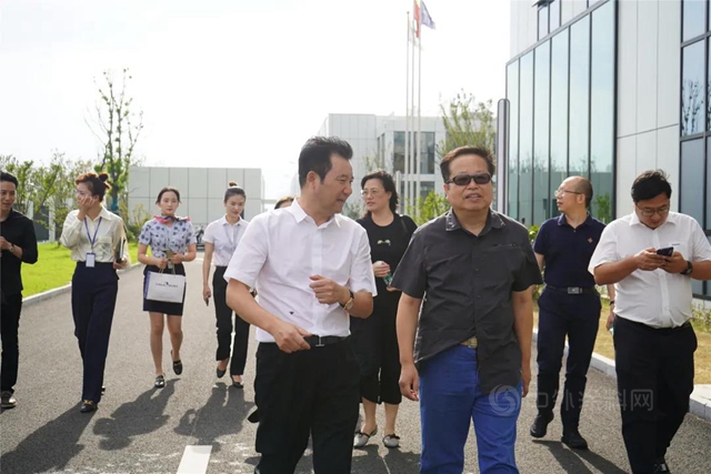 進取凱倫(lun)  | 攜手暢談 上海市建築協會(hui) 理事長曹嘉明一行蒞臨(lin) 高分子建材產(chan) 業(ye) 園參觀指導