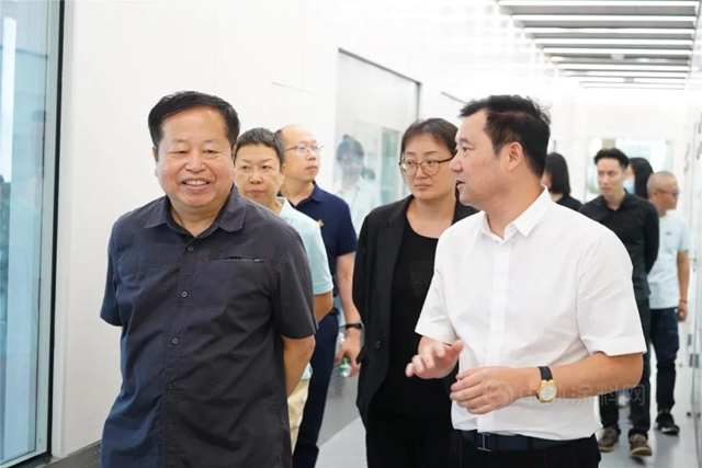 進取凱倫(lun)  | 攜手暢談 上海市建築協會(hui) 理事長曹嘉明一行蒞臨(lin) 高分子建材產(chan) 業(ye) 園參觀指導