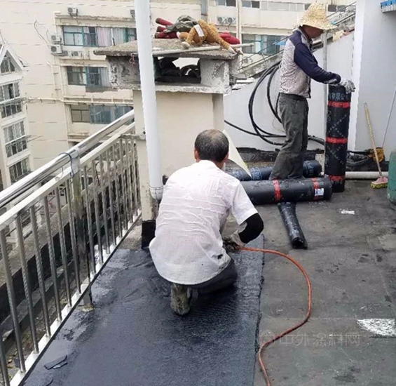 厲害！東(dong) 方雨虹開啟勞務周薪製後工匠人數突破10萬(wan) ！防水施工需要工匠精神！三分材料·七分施工！