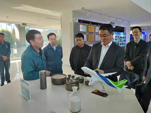 用心用情用力做好企業(ye) 服務 將“四萬(wan) 三進”活動落到實處——楚雄供電局黨(dang) 委書(shu) 記吉德誌帶隊到龍佰集團雲(yun) 南基地走訪