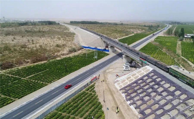 寶塔山漆助力世界首條繞沙漠環形鐵路建成