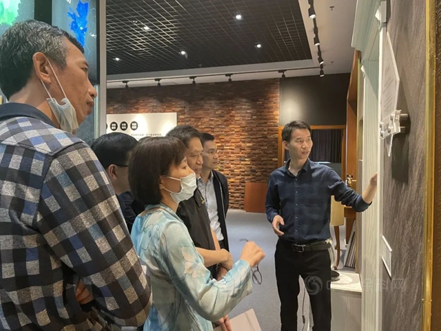珠江鋼琴集團領導蒞臨(lin) 匯龍塗料參觀指導