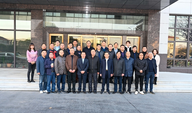 常州市長三角經濟發展研究會(hui) 第五屆會(hui) 長暨新會(hui) 員授牌聯誼會(hui) 在晨光工業(ye) 園成功召開