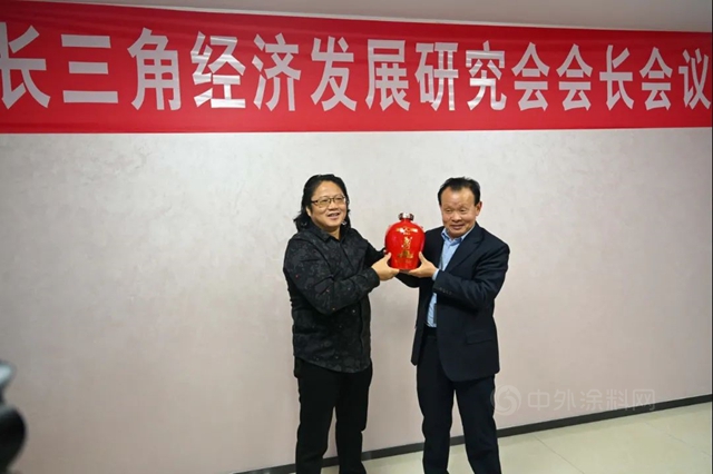 常州市長三角經濟發展研究會(hui) 第五屆會(hui) 長暨新會(hui) 員授牌聯誼會(hui) 在晨光工業(ye) 園成功召開