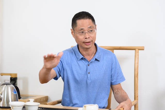 邱海亮：做我自己想做的自己 ——專(zhuan) 訪多樂(le) 士優(you) 秀經銷商、珠海市冠樂(le) 裝飾材料有限公司董事長邱海亮