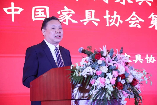 中國家具協會(hui) 理事長徐祥楠在中國家具產(chan) 業(ye) 集群大會(hui) 暨中國家具協會(hui) 第七屆二次理事會(hui) 上的報告