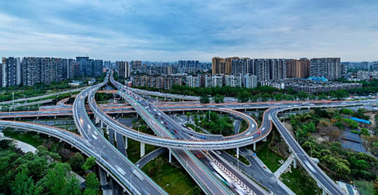 塗靚蓉城三環橋梁風景，紫荊花為(wei) 第31屆世界大運會(hui) 添彩