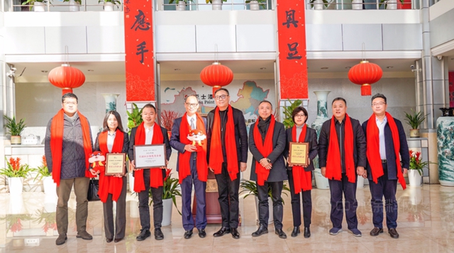 青浦區委政法委書(shu) 記顧駿蒞臨(lin) 亞(ya) 士頒發三項榮譽