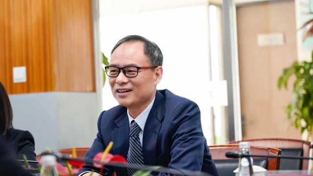 青浦區委政法委書(shu) 記顧駿蒞臨(lin) 亞(ya) 士頒發三項榮譽