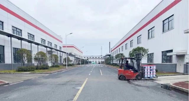 春節“不打烊”丨致敬奮鬥在生產(chan) 一線的東(dong) 方雨虹建設者