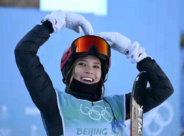 與(yu) 蘇翊鳴、穀愛淩奪冠輝映，誰刷靚了雪飛天的“大煙囪”？