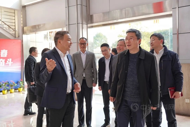 上海市青浦區委常委、副區長金俊峰一行蒞臨(lin) 亞(ya) 士創能上海總部視察