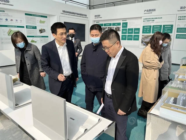 吳江區工信局領導走訪調研凱倫(lun) 高分子產(chan) 業(ye) 園