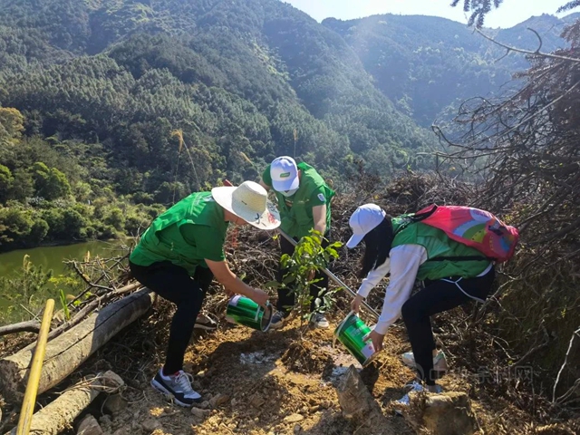 “義(yi) 點綠·碳中和”三棵樹植樹造林誌願活動
