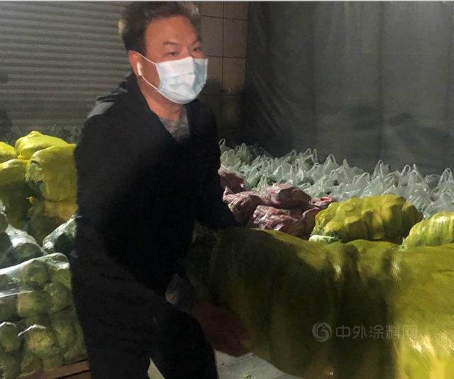 亞(ya) 士董事長甘當搬運工！東(dong) 方雨虹給工人發補貼！三棵樹宣偉(wei) 北新巴德士展辰華誼廣源科思創同心戰疫這麽(me) 做！