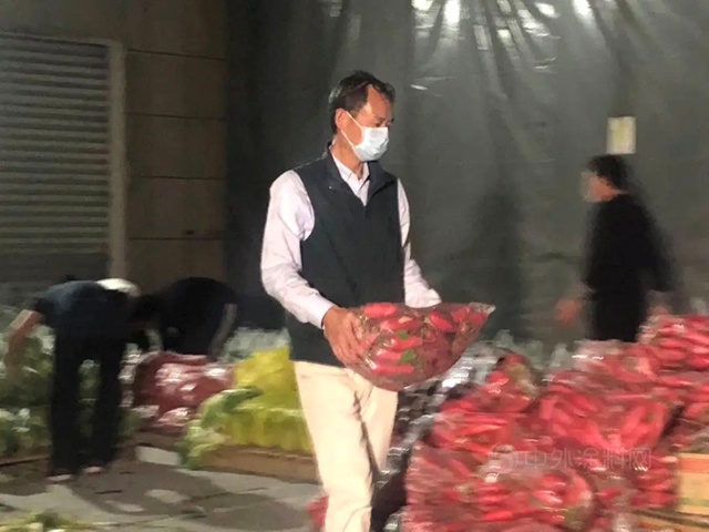 亞(ya) 士董事長甘當搬運工！東(dong) 方雨虹給工人發補貼！三棵樹宣偉(wei) 北新巴德士展辰華誼廣源科思創同心戰疫這麽(me) 做！