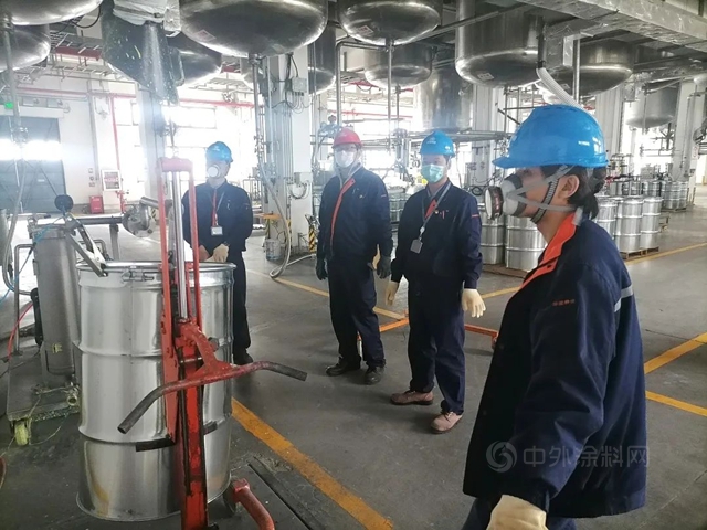 亞(ya) 士董事長甘當搬運工！東(dong) 方雨虹給工人發補貼！三棵樹宣偉(wei) 北新巴德士展辰華誼廣源科思創同心戰疫這麽(me) 做！