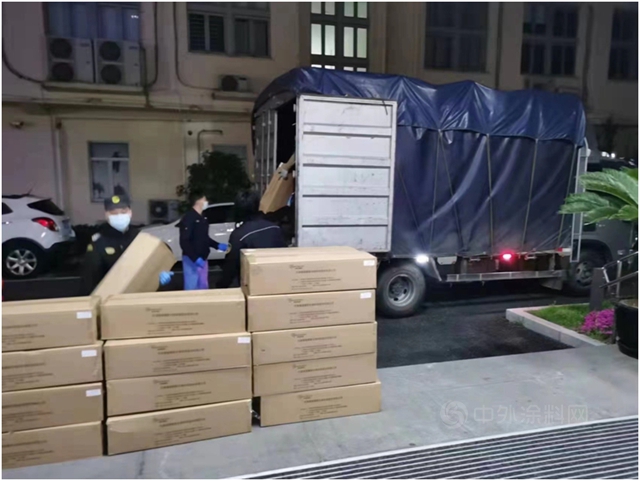 亞(ya) 士董事長甘當搬運工！東(dong) 方雨虹給工人發補貼！三棵樹宣偉(wei) 北新巴德士展辰華誼廣源科思創同心戰疫這麽(me) 做！