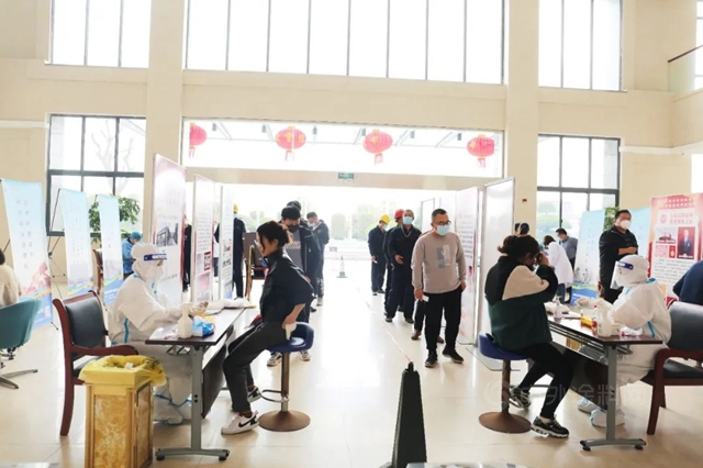 亞(ya) 士董事長甘當搬運工！東(dong) 方雨虹給工人發補貼！三棵樹宣偉(wei) 北新巴德士展辰華誼廣源科思創同心戰疫這麽(me) 做！