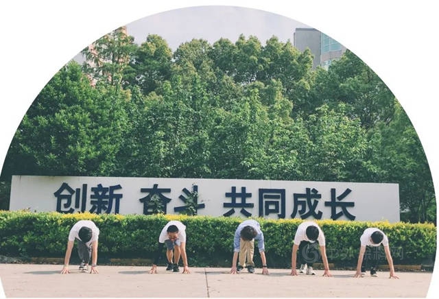上海展辰召開五四青年節座談會(hui) 