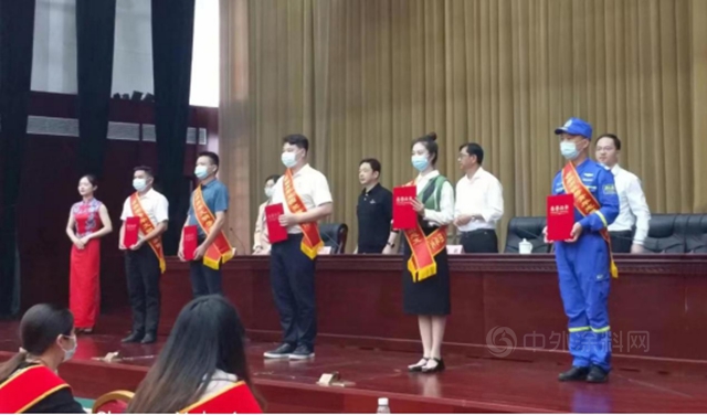 出席全縣工青婦係統市級以上榮譽集中授獎儀(yi) 式，廣源集團收獲兩(liang) 項榮譽