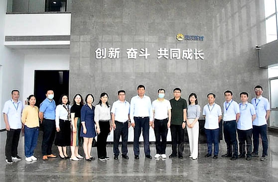 珠海市政協副主席賀軍(jun) 帶隊調研展辰新材珠海工廠