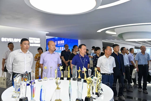 常州市塗料協會(hui) 四屆七次理事會(hui) 在晨光工業(ye) 園成功召開！