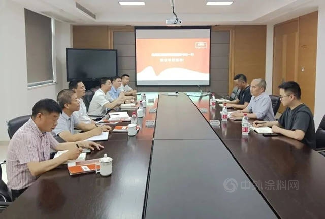 臨(lin) 海市委常委、紀委書(shu) 記潘江波帶領團隊來誌強塗料上門送溫暖、送服務