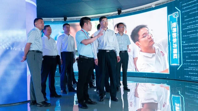 中國石化集團公司副總經理、股份公司總裁喻寶才一行赴東(dong) 方雨虹調研