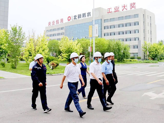 北新建材黨(dang) 委書(shu) 記、董事長尹自波走訪調研北新防水北方公司