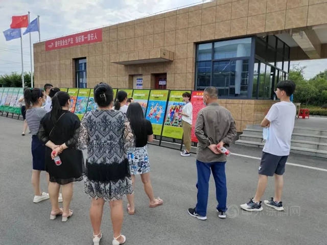 發揮企業(ye) “廉”動力 黃岡(gang) 市清廉文化主題農(nong) 民畫展走進凱倫(lun) 華中生產(chan) 基地