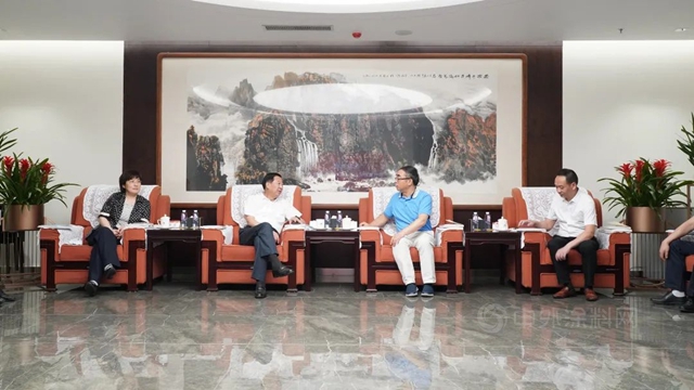 揚州市委常委、經開區黨(dang) 工委書(shu) 記潘學元一行赴東(dong) 方雨虹考察交流