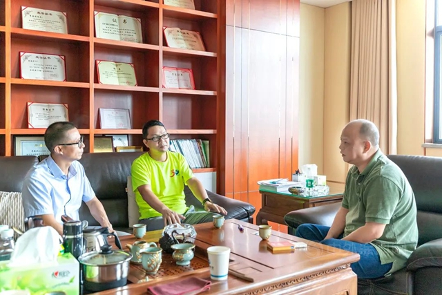 廣源集團李海濱董事長與(yu) 廣東(dong) 塗協呂水列秘書(shu) 長親(qin) 切會(hui) 晤