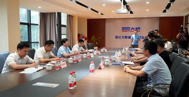 湖州市市委常委、組織部部長徐仲儀(yi) 一行蒞臨(lin) 大橋油漆調研工作