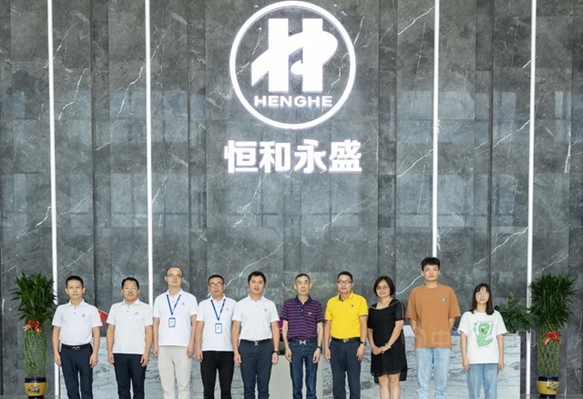 廣東(dong) 省塗料行業(ye) 協會(hui) 秘書(shu) 長呂水列、工業(ye) 塗料分會(hui) 理事長陳中華、華南理工大學化工學院教授文秀芳蒞臨(lin) 恒和永盛集團參觀交流