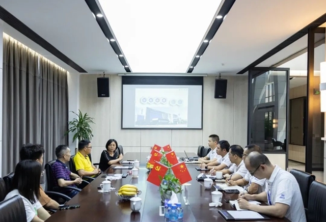 廣東(dong) 省塗料行業(ye) 協會(hui) 秘書(shu) 長呂水列、工業(ye) 塗料分會(hui) 理事長陳中華、華南理工大學化工學院教授文秀芳蒞臨(lin) 恒和永盛集團參觀交流