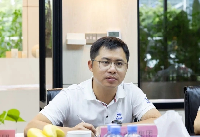 廣東(dong) 省塗料行業(ye) 協會(hui) 秘書(shu) 長呂水列、工業(ye) 塗料分會(hui) 理事長陳中華、華南理工大學化工學院教授文秀芳蒞臨(lin) 恒和永盛集團參觀交流
