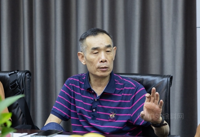 廣東(dong) 省塗料行業(ye) 協會(hui) 秘書(shu) 長呂水列、工業(ye) 塗料分會(hui) 理事長陳中華、華南理工大學化工學院教授文秀芳蒞臨(lin) 恒和永盛集團參觀交流